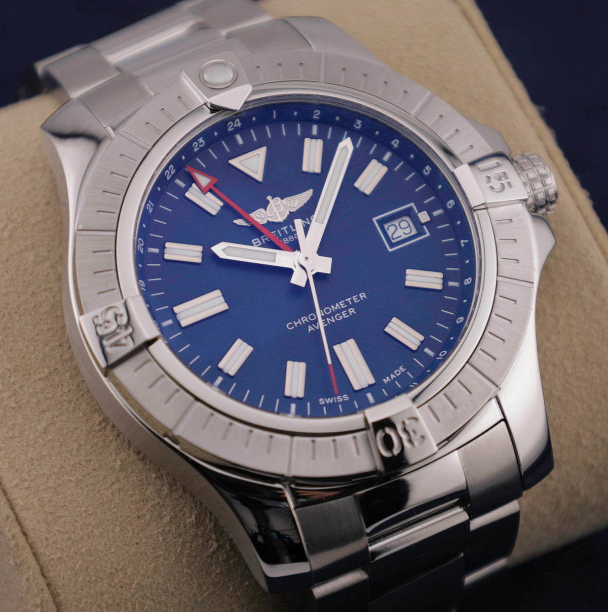Breitling Avenger GMT 45 A32395101C1A1